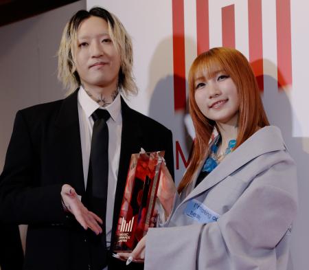 「トップ・グローバル・ヒット・フロム・ジャパン」を受賞したYOASOBIのAyase(左)とikura