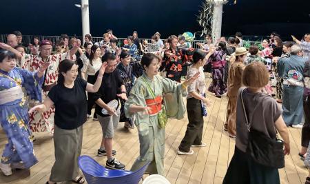 　老若男女が集まった仙台市の盆踊り大会＝２０２５年８月