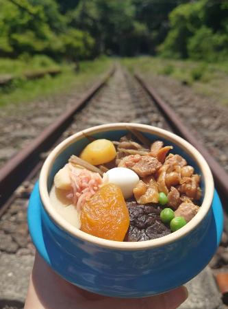 　線路でいただく碓氷峠のおなじみ駅弁「峠の釜めし」