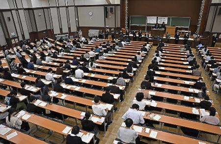 　大学入学共通テストに臨む受験生＝１月17日、東京都文京区の東大