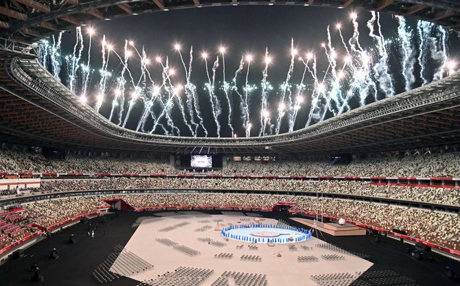 盛大な花火が打ち上げられたパラリンピックの開会式＝８月24日午後８時、国立競技場