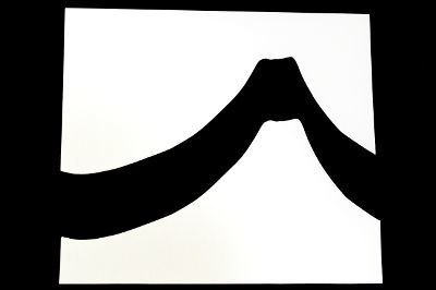線に沿ってカッターで切る