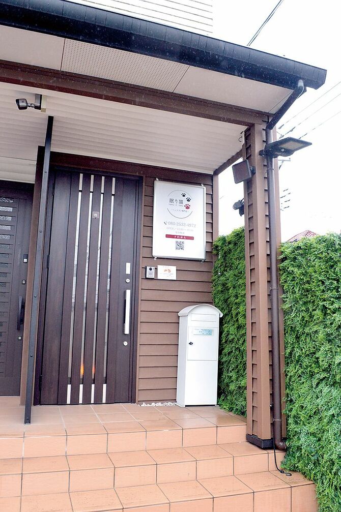 楡木街道沿いにあります