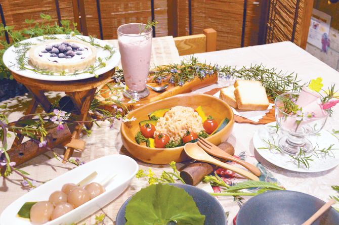 紹介レシピの他に、ロースイーツ（左上）や、米粉のパン（右上）も