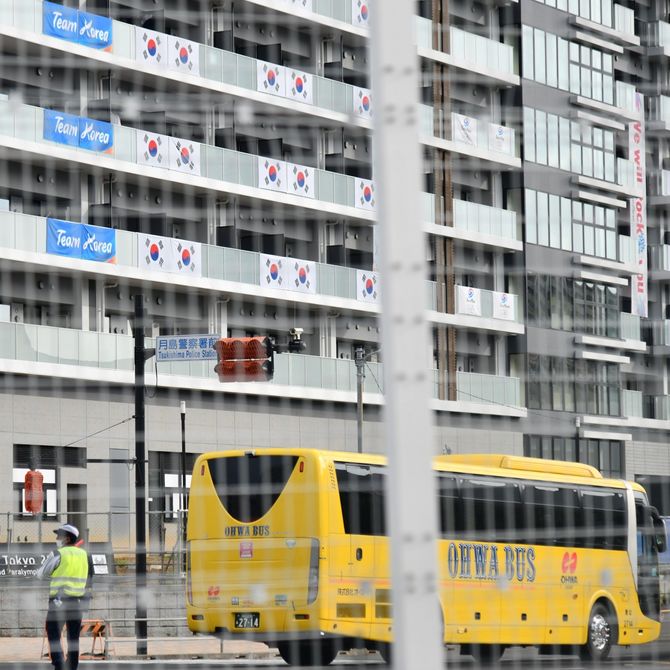 周囲が柵に覆われ警備が厳重な選手村（奥）＝７月26日、東京都中央区