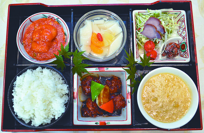 サラダとスープは日替わり。この日のお薦め料理は黒酢の酢豚