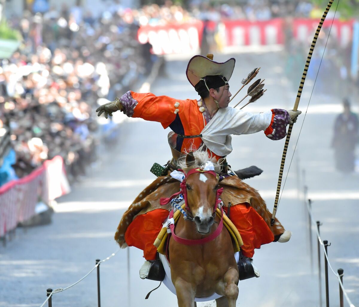 砂煙上げ疾走、射手の美しい所作に歓声 日光東照宮で流鏑馬 18日には