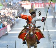 砂煙上げ疾走、射手の美しい所作に歓声　日光東照宮で流鏑馬　18日には武…