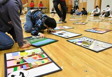 美術部員がジャンボかるた制作　小山・桑中、小学生らと楽しむ