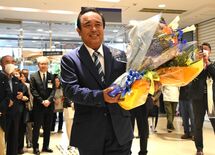 栃木市長選で当選の琴寄氏が初登庁　「暮らしやすさ日本一の市へ」