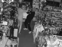 ７分で複数点盗み出す　宇都宮玩具店強盗致傷事件　４人組か、下見済みの可…