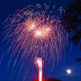 湖上満開　那須・りんどう湖ファミリー牧場で来月まで花火大会