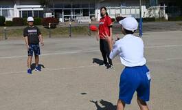 坂井さんが投げ方指導