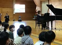 タツヤさん演奏 児童の夢後押し　