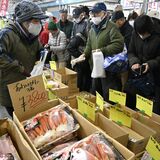 小山・県南地方卸売市場で元気朝市「年末特別開放」　30日まで正月用食材ずらり　野菜詰め放題や弁当販売も