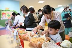 LRTに乗ってカルビー工場へ