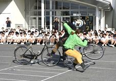 自転車事故再現 衝突の怖さ学ぶ
