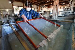 和紙の卒業証書作り進む　那須烏山