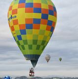 大空の熱戦、熱気球に熱視線　栃木で渡良瀬バルーンレース【動画】
