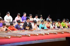 100人で琴の音　小山の教室70周年記念で演奏会