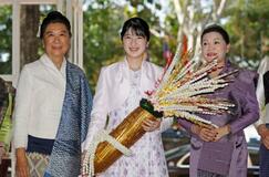 愛子さま、ラオスでシルク展鑑賞