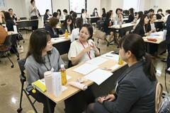 企業の垣根越えて 女性50人意見交換