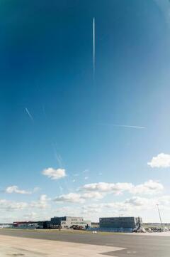 【世界の街から】飛行機雲