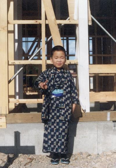 祖母が仕立ててくれた着物を着る歌橘さん