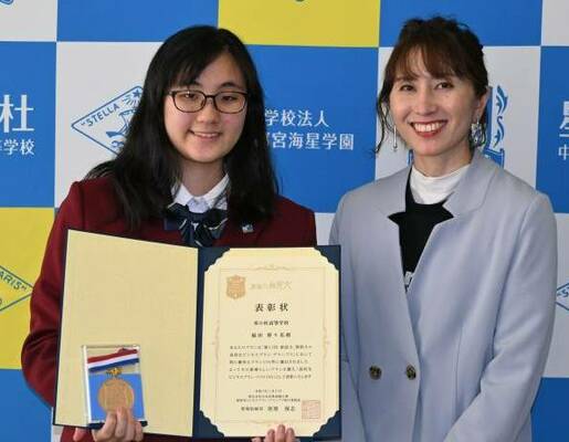 高校生ビジネスプラン・ベスト１００に選ばれた福田さん（左）