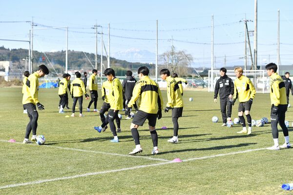新練習場で初の練習に臨む栃木ＳＣの選手たち＝10日午前、さくら市喜連川