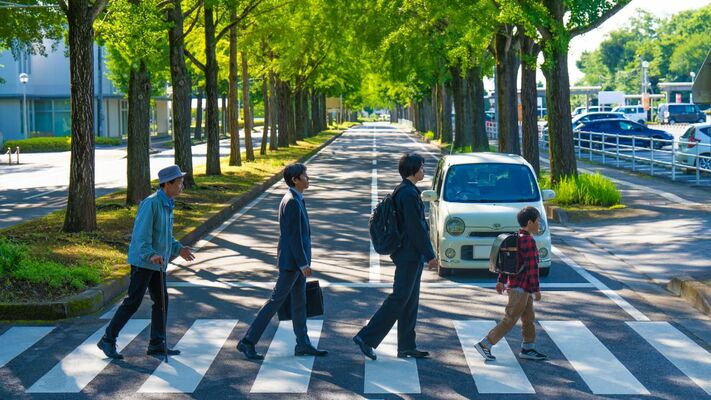 第６弾ＣＭ「ずっと止まれる栃木県」の一場面。アビィ・ロードを意識した（県警提供）