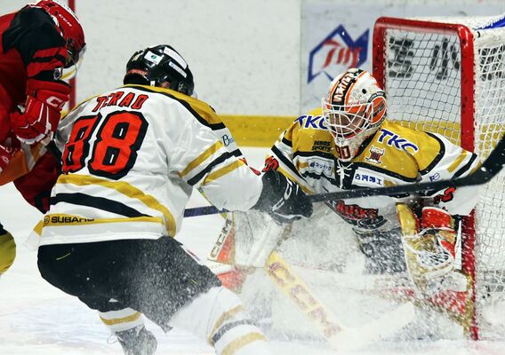 第１ピリオド、バックスのＧＫ大塚（右）らが懸命に守る＝北海道苫小牧市のｎｅｐｉａアイスアリーナ
