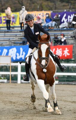 馬術成年女子二段階障害飛越　ライフ・イズ・ビューティフル号を操り、優勝した広田思乃＝那須塩原市の地方競馬教養センター