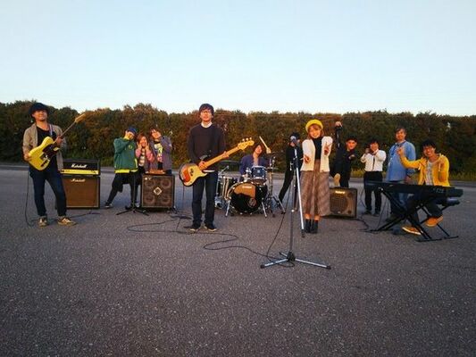 キリンビール跡地で撮影されたミュージックビデオに出演する中島さん（前列左から２人目）やバンドのメンバーら（提供写真）