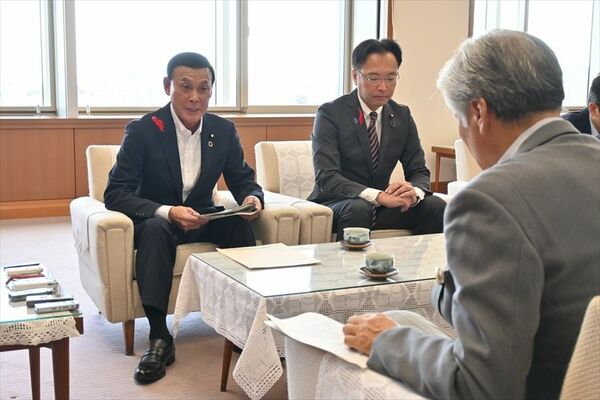 福田知事（手前）と面会した滝沢副大臣（左）と国定政務官＝10日午後、県庁