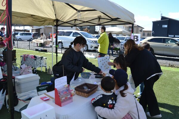 子どもたちが販売などを行ったマルシェ