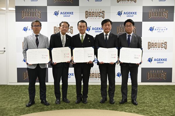 協定を締結した（左から）坪野谷社長、増子社長、福田理事長、江部社長、斎藤社長