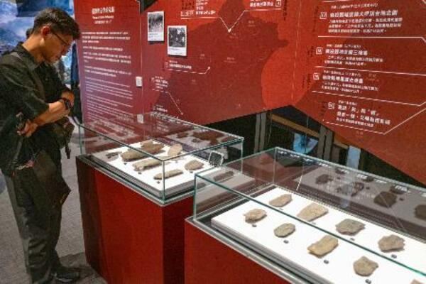 台湾・台南市の博物館で、鳥居龍蔵が採集した石器を見る来場者=1日(共同)