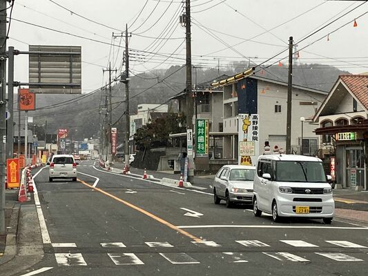 雪が舞う那須烏山市の市街地＝23日午前８時45分、那須烏山市中央２丁目