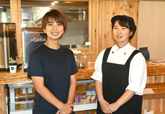 店を切り盛りする斎藤さん(右)と姉の香菜さん