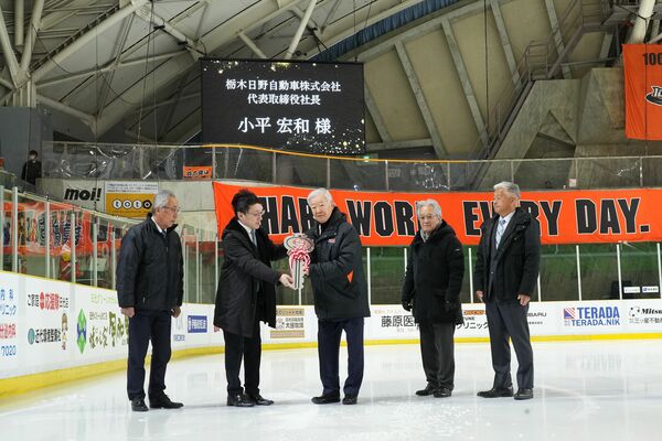 セルジオ越後ＳＤ（左から３人目）に鍵を手渡す小平社長（同２人目）