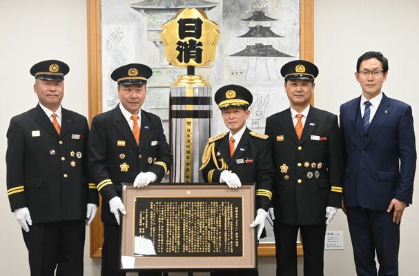 坂村市長（右端）を表敬訪問した市消防団の倉井団長（中央）ら