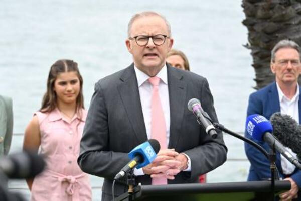 　１０日、記者会見するオーストラリアのアルバニージー首相＝シドニー（共同）