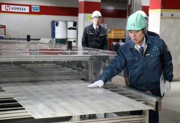 　太陽光パネルのリサイクル工場を視察する石原環境相＝１９日、東京都大田区