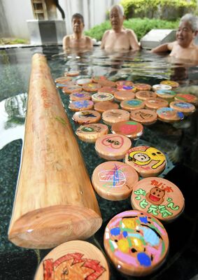 湯船に浮かぶヒノキの丸太と木片