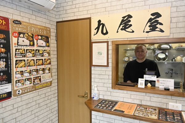 テイクアウト専門店九尾屋Ｅａｔｓ内装と益子さん