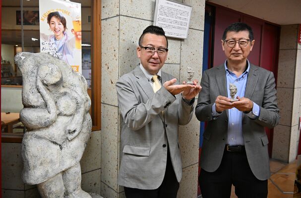 「大谷石　粉焼」を開発した飯村さん（右）と鈴木さん