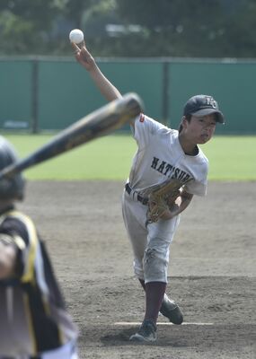６回を１失点と好投した奈坪クラブ先発の小林＝芳賀Ｂ球場
