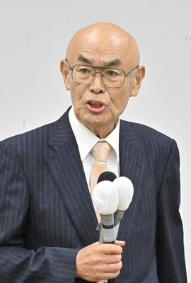 報道陣の取材に応じる笠間信一郎氏＝宇都宮市塙田１丁目
