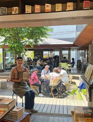 　書店とベーカリーカフェが並ぶ「ひぐらしガーデン」＝東京都荒川区